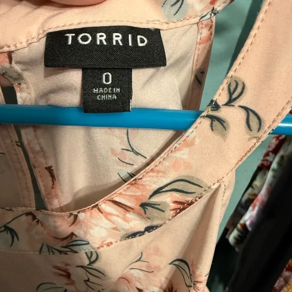 🔥🔥Torrid Salmon Pink Sleeveless flowy tank top : Size 0- EUC - Picture 3 of 3